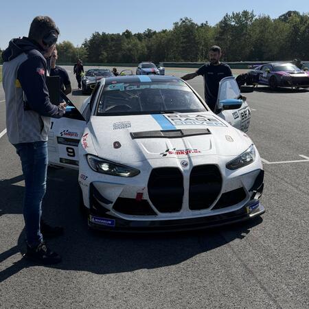 BMW M4 GT4 na starting gridu brněnského okruhu