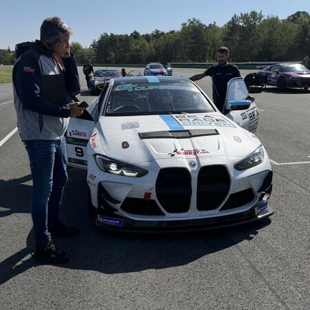 BMW M4 GT4 na starting gridu brněnského okruhu