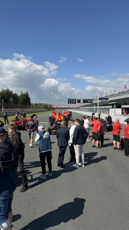 Momentky ze startovního gridu na Autodromu Brno před startem...