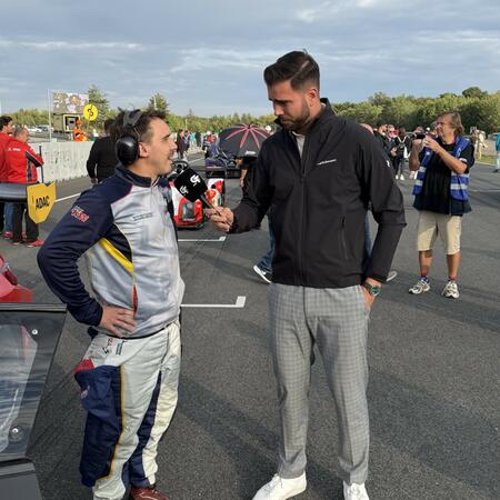 R. Gonda dává rozhovor před startem endurance závodu