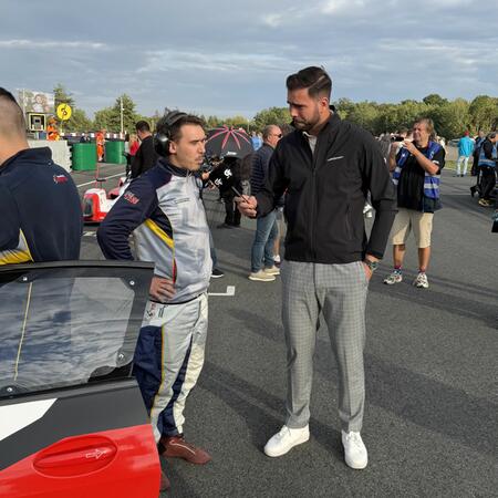 R. Gonda dává rozhovor před startem endurance závodu