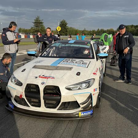 BMW M4 GT4 a L. Schmied na starting gridu do endurance závodu