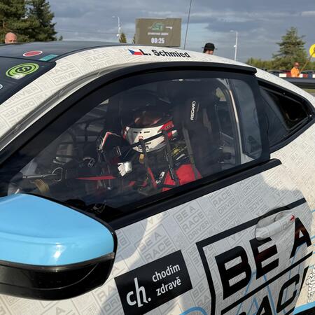 BMW M4 GT4 a L. Schmied na starting gridu do endurance závodu