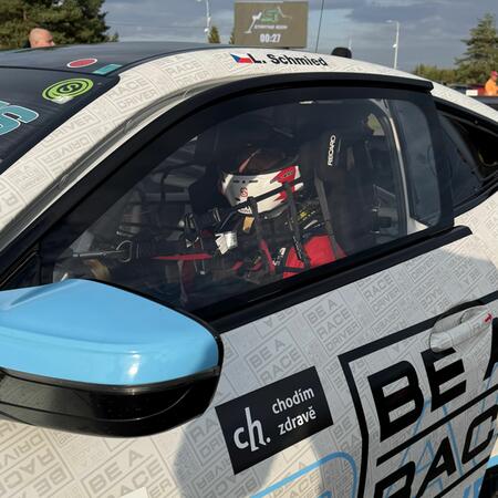 BMW M4 GT4 a L. Schmied na starting gridu do endurance závodu