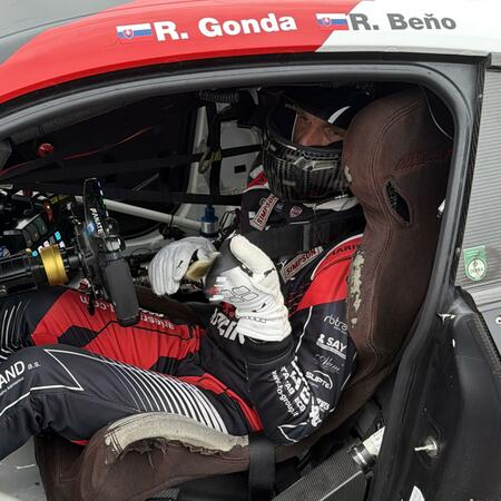 R. Beňo v kokpitu BMW M4 GT3 připraven na start druhého...
