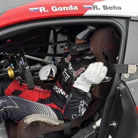 R. Beňo v kokpitu BMW M4 GT3 připraven na start druhého...