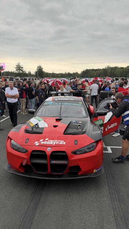 BMW M4 GT3 na starting gridu druhého závodu