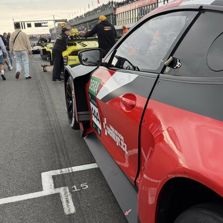 BMW M4 GT3 na starting gridu druhého závodu