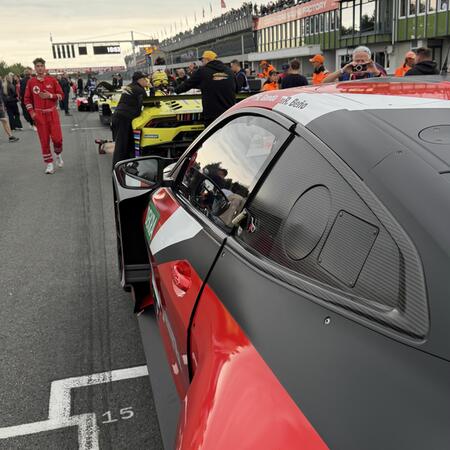 BMW M4 GT3 na starting gridu druhého závodu