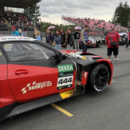BMW M4 GT3 na starting gridu druhého závodu