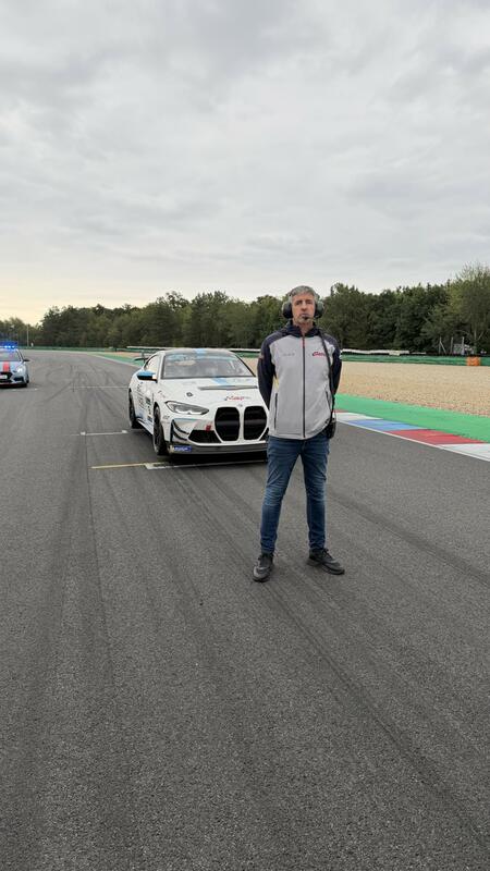 BMW M4 GT4 na starting gridu druhého závodu