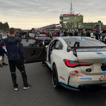 BMW M4 GT4 na starting gridu druhého závodu