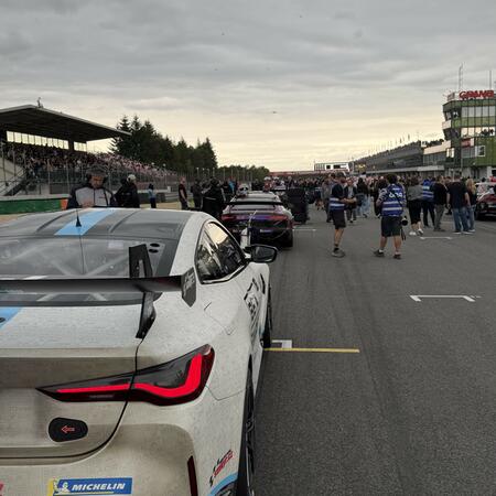 BMW M4 GT4 na starting gridu druhého závodu