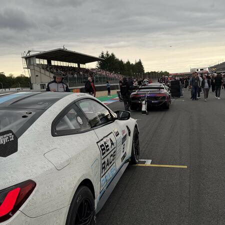 BMW M4 GT4 na starting gridu druhého závodu