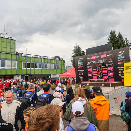 Rudolf Beňo s trofejí za vítezství ve své třídě v druhém...