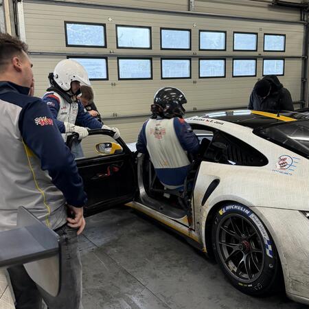 Preparations for the driver change in Saturday's endurance...