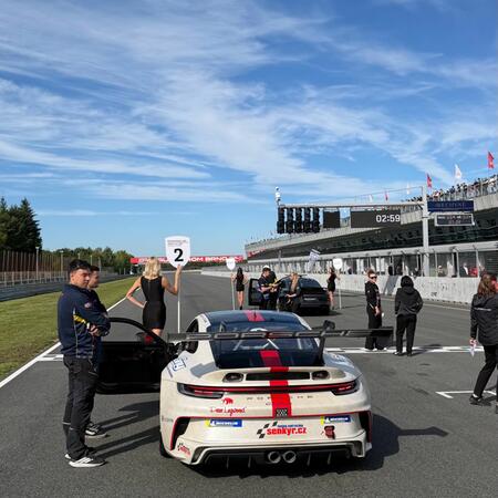 M. Faiereisl v Porsche 992 GT3 Cup na P2 starting gridu...