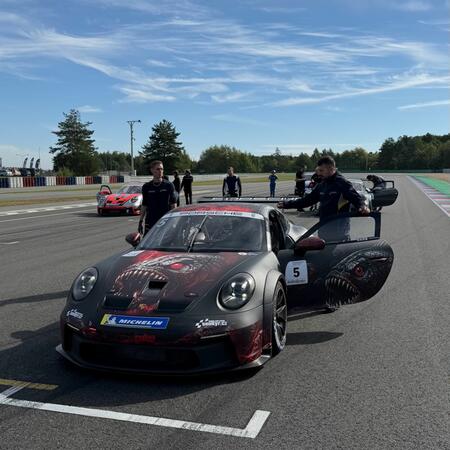 R. Kolařík v Porsche 992 GT3 Cup na P2 starting gridu prvního...