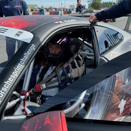 R. Kolařík v Porsche 992 GT3 Cup na P2 starting gridu prvního...