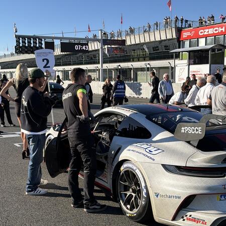 M. Faiereisl v Porsche 992 GT3 Cup na P2 starting gridu...