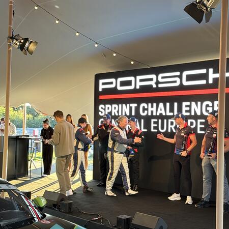 P. Bouška a E. Janiš si přebírají trofej za endurance závod...