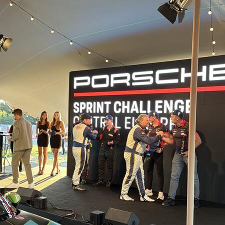 P. Bouška a E. Janiš si přebírají trofej za endurance závod...