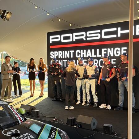 P. Bouška a E. Janiš si přebírají trofej za endurance závod...