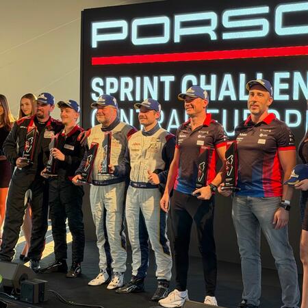 P. Bouška a E. Janiš si přebírají trofej za endurance závod...