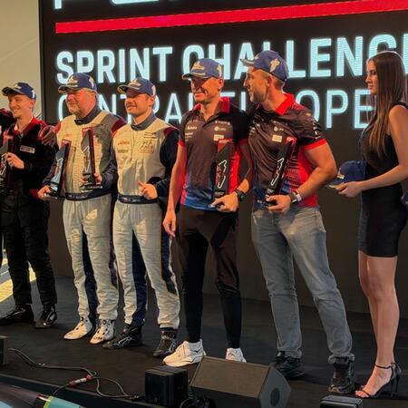 P. Bouška a E. Janiš si přebírají trofej za endurance závod...