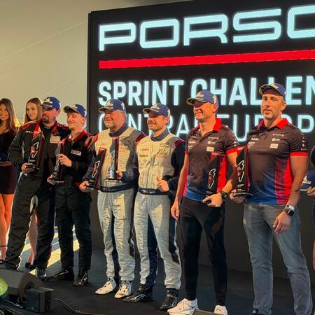 P. Bouška a E. Janiš si přebírají trofej za endurance závod...
