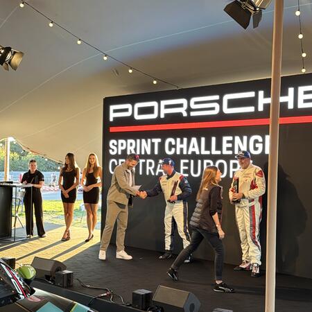 R. Kolařík si přebírá trofej za endurance závod a P2 ve...