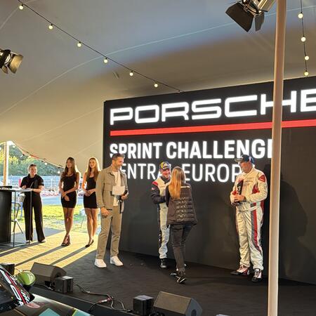 R. Kolařík si přebírá trofej za endurance závod a P2 ve...