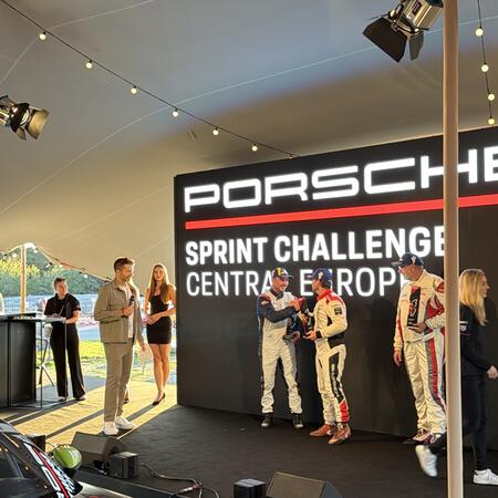 R. Kolařík si přebírá trofej za endurance závod a P2 ve...