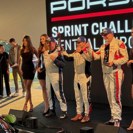 R. Kolařík si přebírá trofej za endurance závod a P2 ve...