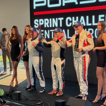 R. Kolařík si přebírá trofej za endurance závod a P2 ve...