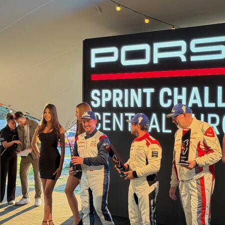 R. Kolařík si přebírá trofej za endurance závod a P2 ve...