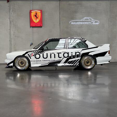 Bílé BMW M3 E30 s černými polepy