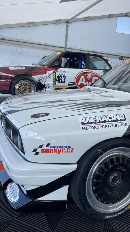 První setkání s auty v teamovém stanu na ADAC 24h Classic...