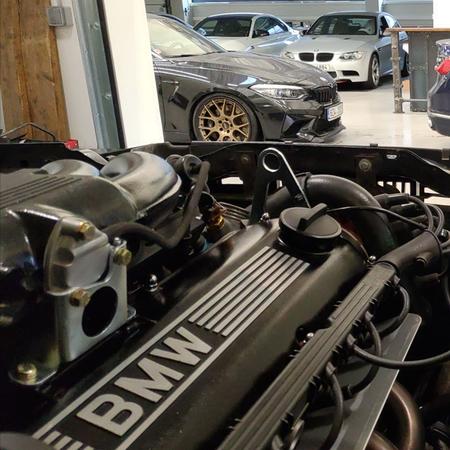 Renovace M20B25 do E30 325i pro @bmw_kovalcik je u konce.
•••
Motor je v autě, vrčí a my už teď majiteli jen popřejeme, ať si tu...