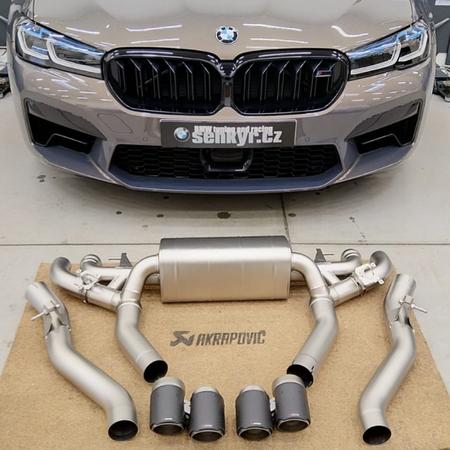 BMW M5 F90 a Akrapovič Slip-On Line - homologovany titanový výfuk s karbonovými koncovkami. 
Snížení hmotnosti,...