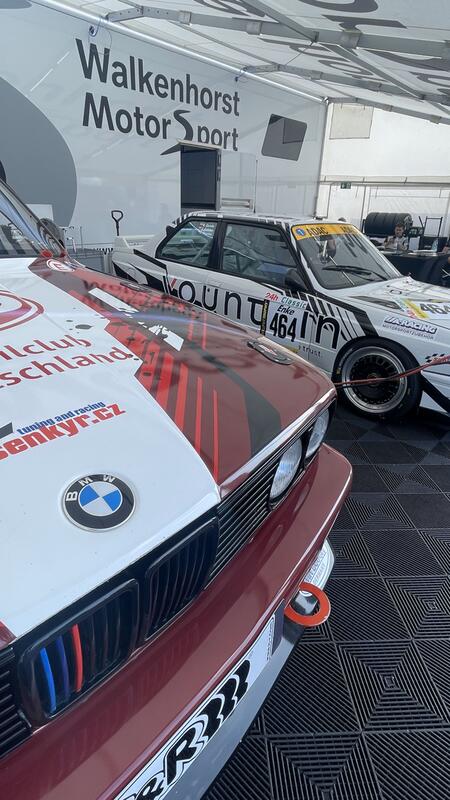 První setkání s auty v teamovém stanu – BMW M3 E30 2,5l...