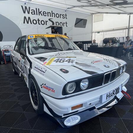 První setkání s auty v teamovém stanu – BMW M3 E30 2,3l...