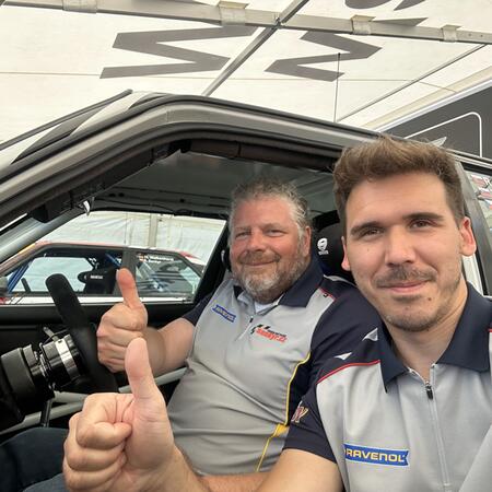 Palce nahoru z týmového stanu! Pavel Bouška a Richard Gonda...