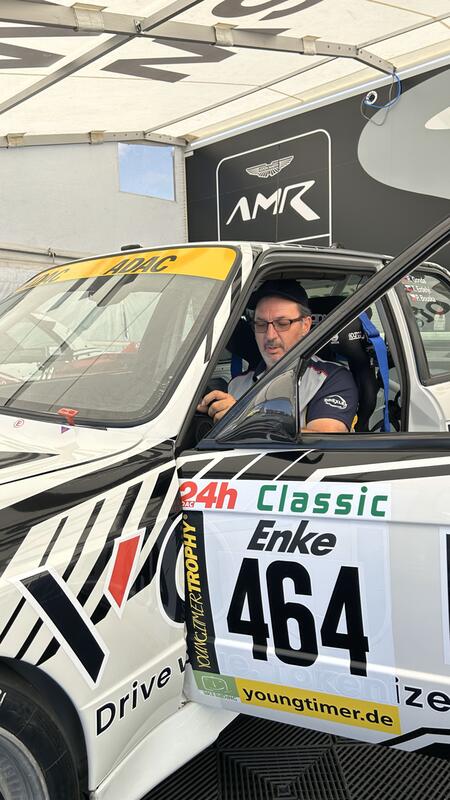 Tomáš Erdélyi se v zázemí týmu seznamuje se speciálem BMW...