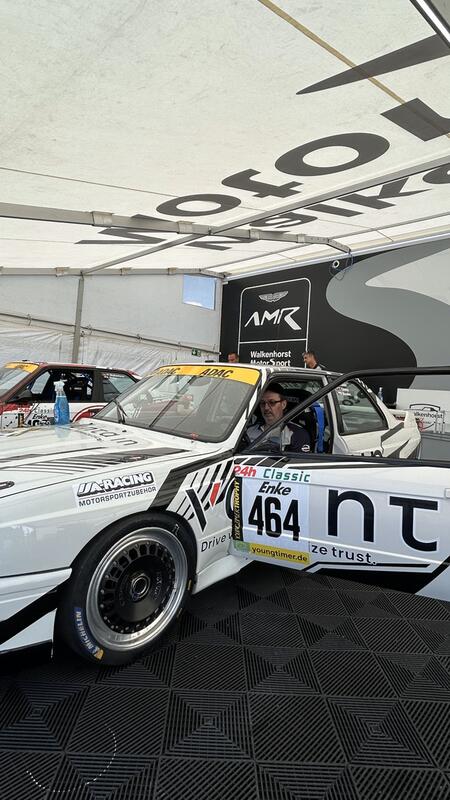 Tomáš Erdélyi za volantem BMW M3 E30 2,3l Gr.A a Pavel Bouška...