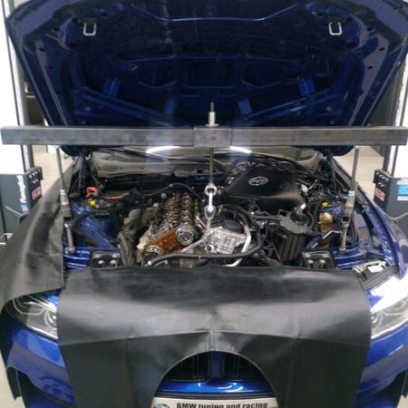 BMW M4 F82 a dnešní instalace aretace kliky “Crank Hub  Fix”...