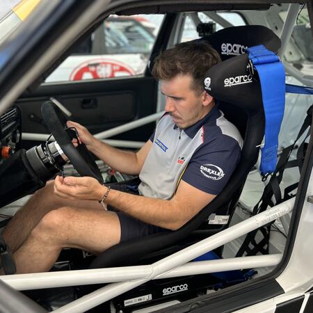 Richard Gonda testuje kokpit BMW M3 E30 na ADAC 24h Classic...