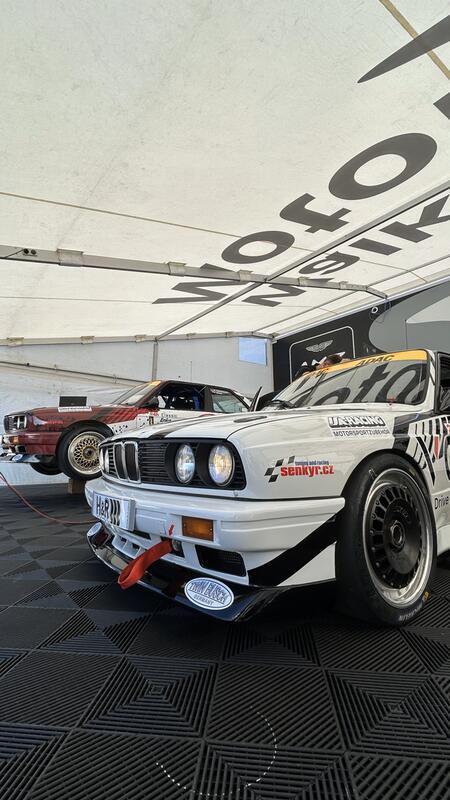 Detailní pohled na bílé BMW M3 E30 2,3l Gr.A se startovním...