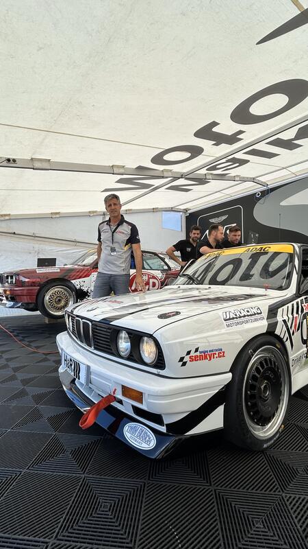 Robert Šenkýř stojí u legendárního BMW M3 E30 2,3l Gr.A...