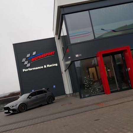 Mercedes AMG A45 - tento úžasný hatchback dostal v Šenkýř Motorsport...